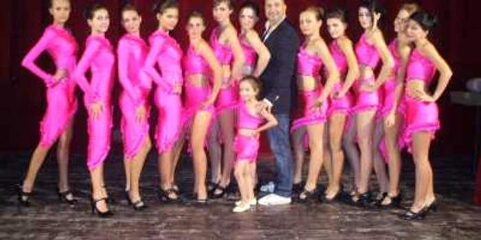 Dansatoarele de la „Calliope“, alături de coregraful Gabriel Popovici, alias MC Kotto