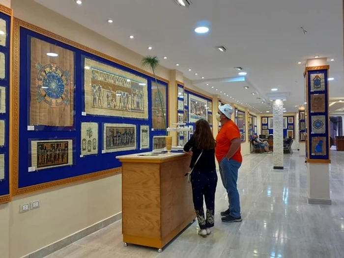 Clienți din toate colțurile lumii ajung în magazinul de papirus, din Luxor