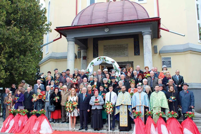 
    Zeci de perechi au participat la slujba  oficiată la Biserica “Sfinţii Apostoli  Petru şi Pavel” din Târgu Jiu  