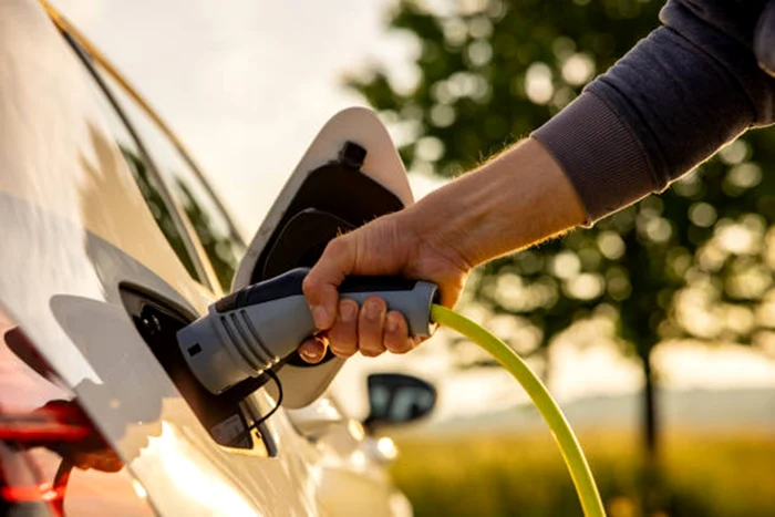 Cineva pune mașina electrică la încărcat