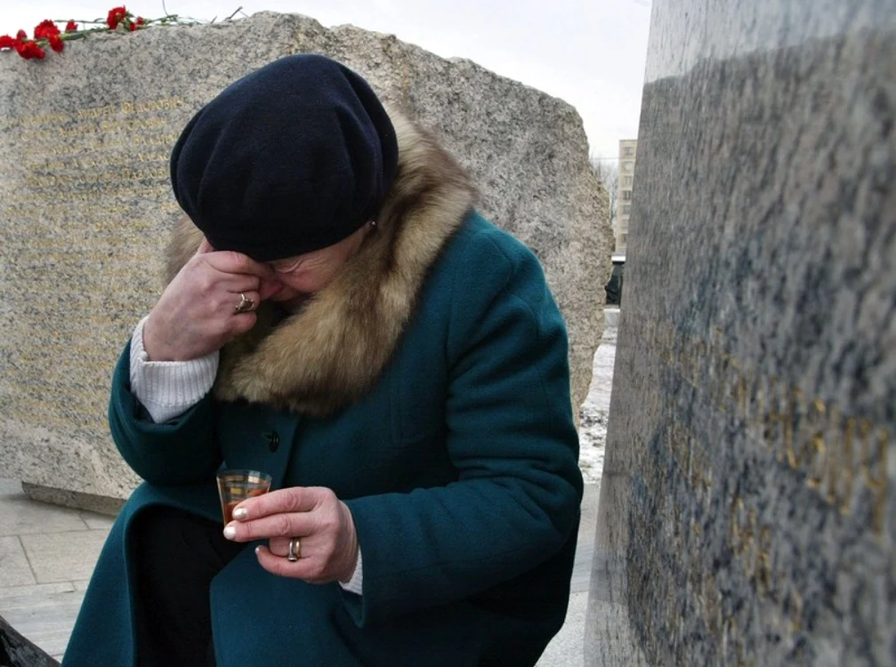 O mama din Sankt Petersburg plange dupa fiul ei ucis in Afganistan FOTO EPA-EFE