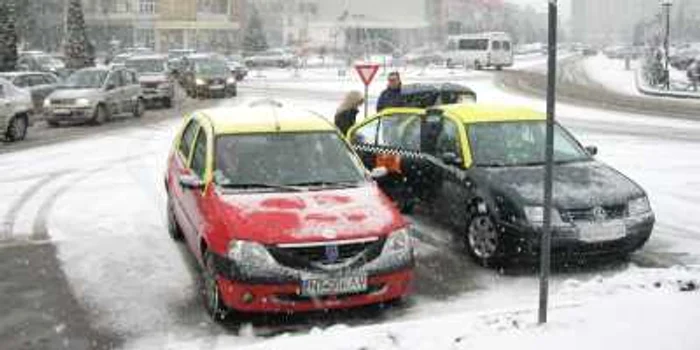Ninsoarea le-a adus mai mulţi clienţi taximetriştilor