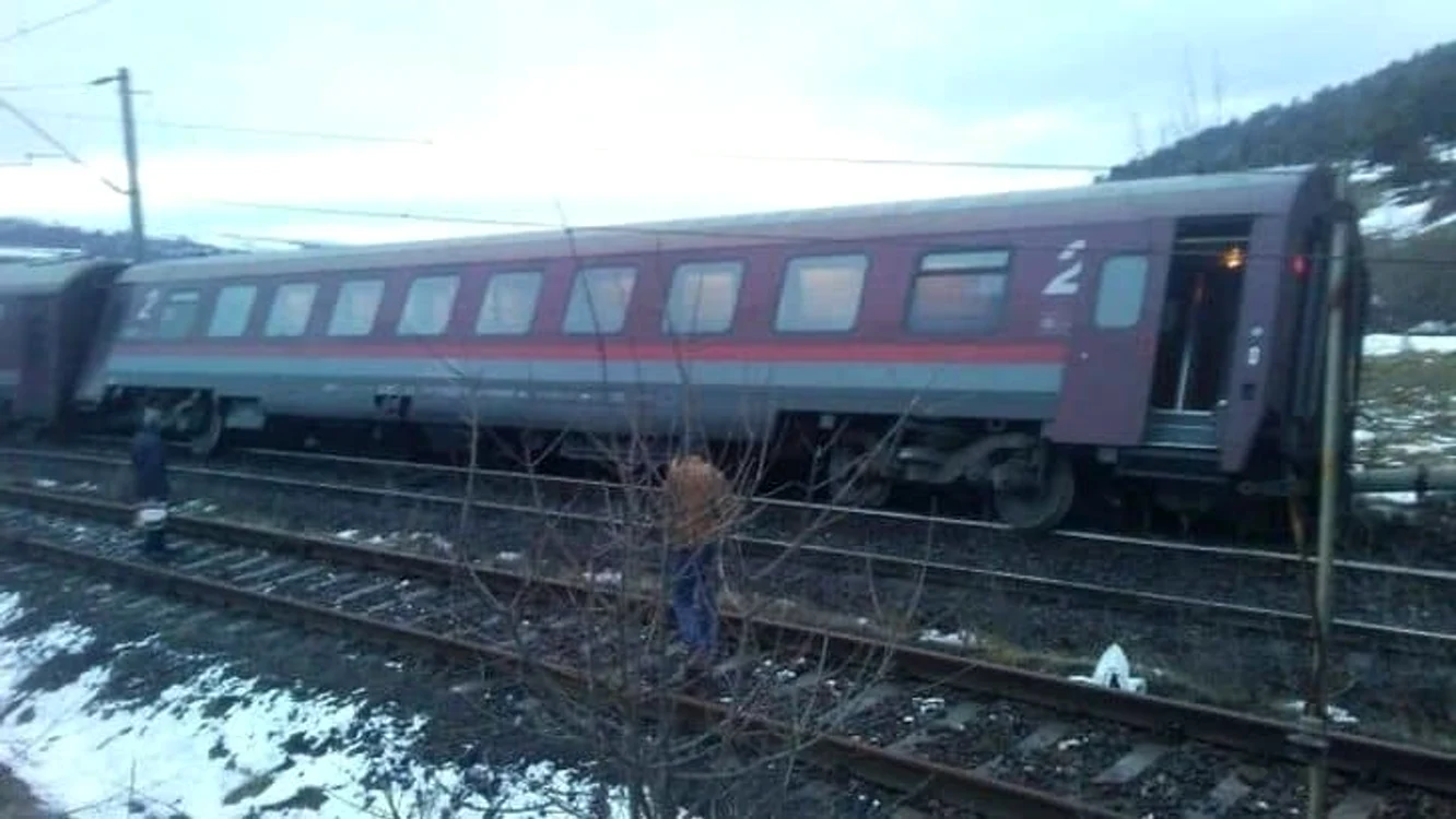 
    Un tren a deraiat pe ruta Braşov – Budapesta. Circulația feroviară este blocată între Sibiu și Vințu de Josfoto: ziarulunirea.ro  