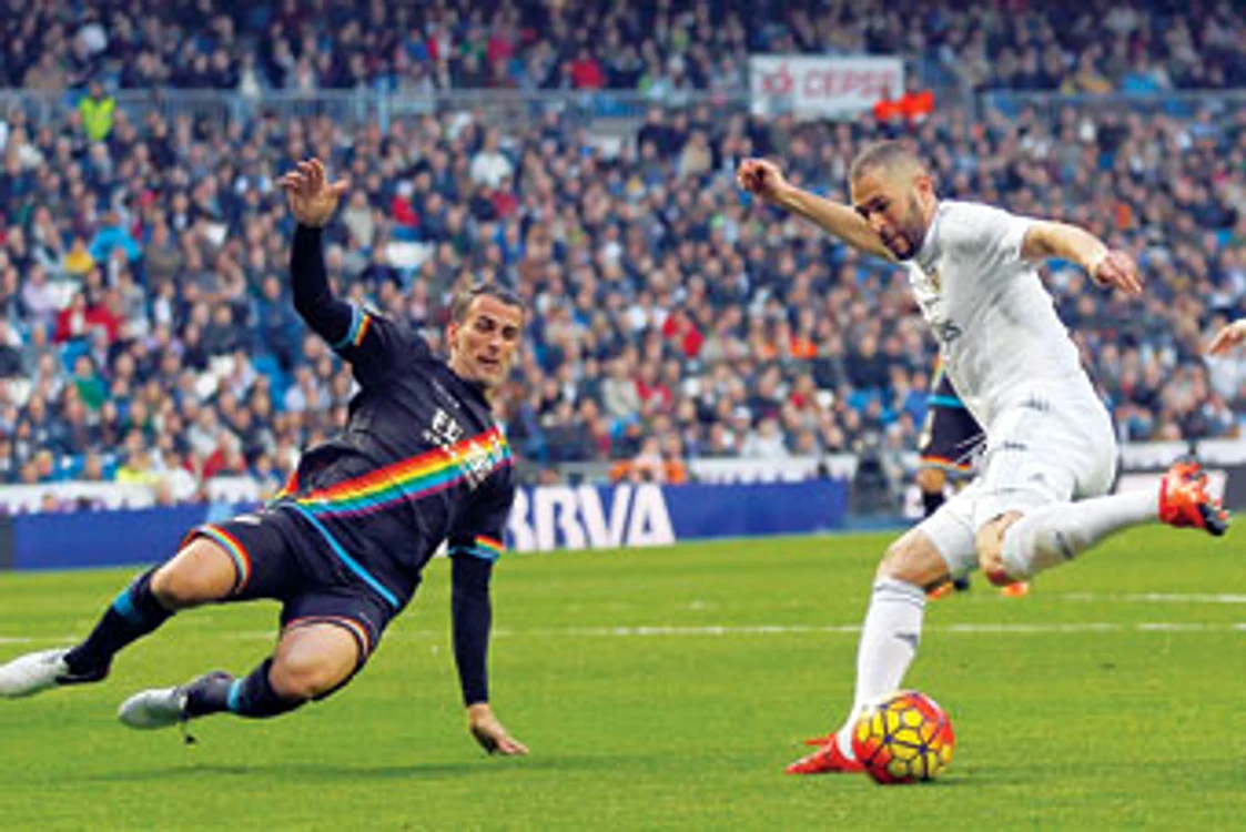 
    Realul încearcă să-şi blocheze pe Bernabeu toaste starurile. Prima dată s-au gândit la francez pentru că lui Benzema îi expria contractul anul viitorFoto Click!  