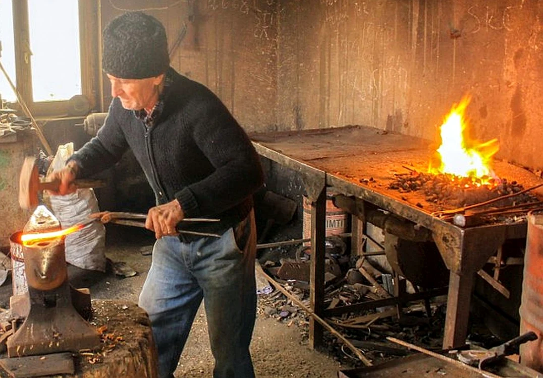 Fierarul Costică Neacşu din Independenţa FOTO C Crângan