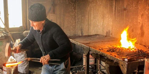 Fierarul Costică Neacşu din Independenţa FOTO C Crângan