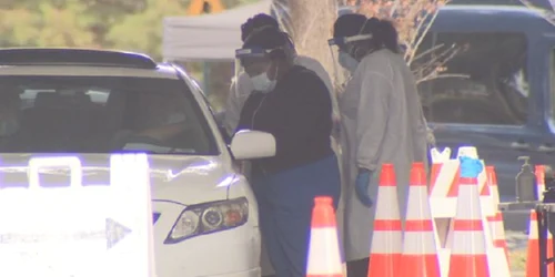 Două femei din Florida se deghizează în ”bunicuţe” pentru a se vaccina cu a doua doză de vaccin împotriva covid-19 Foto Twitter