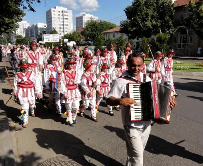 Imagine de anul trecut cu căluşari pe străzile Slatinei  (FOTO: Mugurel Manea)