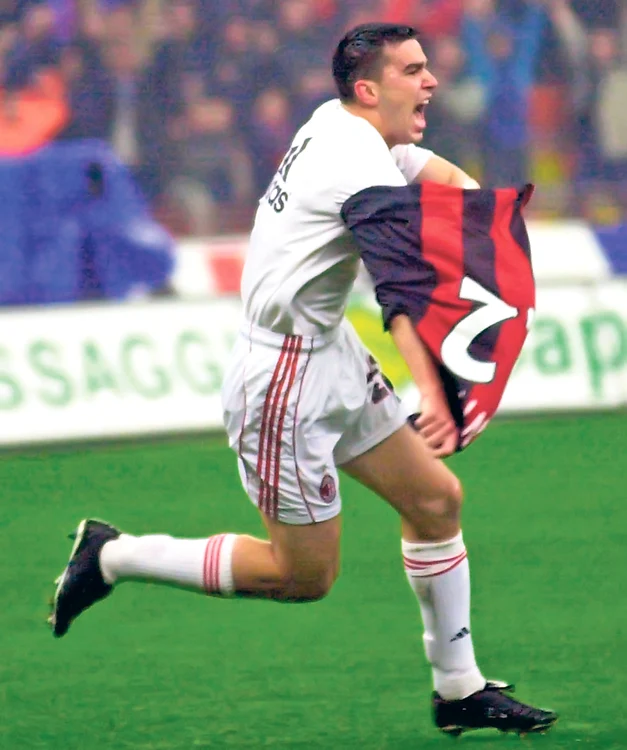 
    Cosmin Contra, după un gol marcat pentru AC Milan  