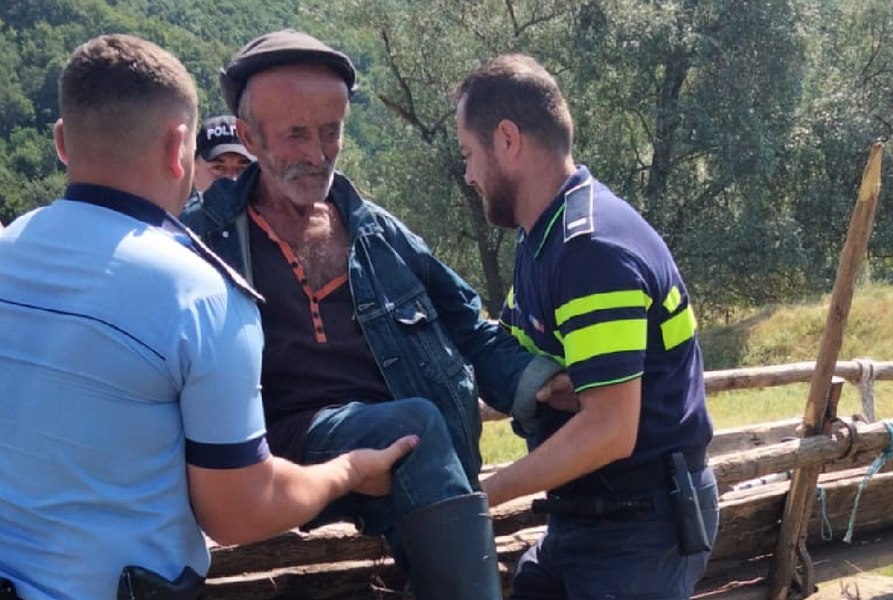 Cioban răpus de somn într-un tufiș timp de două zile, căutat de poliție și voluntari cu mașini off-road