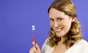 femeie periuta de dinti 4 21 2010 12 11 10 pm jpeg