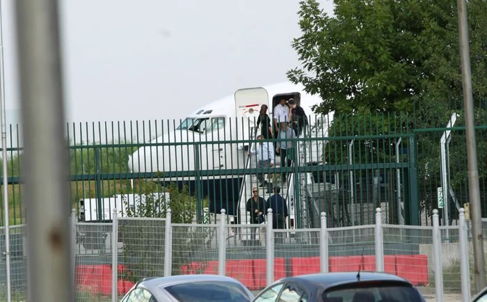 
    Artistul este în permanenţă păzit de mai multe echipe BGSFoto: Mihai Ionescu  