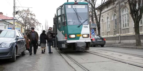 În 24 de ani de existenţă, linia de pe 101 a fost peticită, dar niciodată reabilitată complet Foto: Alex Policală
