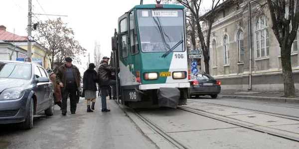 În 24 de ani de existenţă, linia de pe 101 a fost peticită, dar niciodată reabilitată complet Foto: Alex Policală