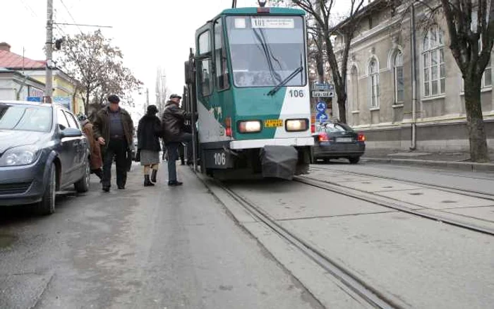 În 24 de ani de existenţă, linia de pe 101 a fost peticită, dar niciodată reabilitată complet Foto: Alex Policală