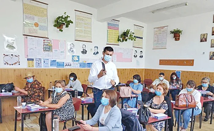 
    Dascălii încearcă să se pună la punct cu tehnologiaFoto: Casa Corpului Didactic Iaşi  