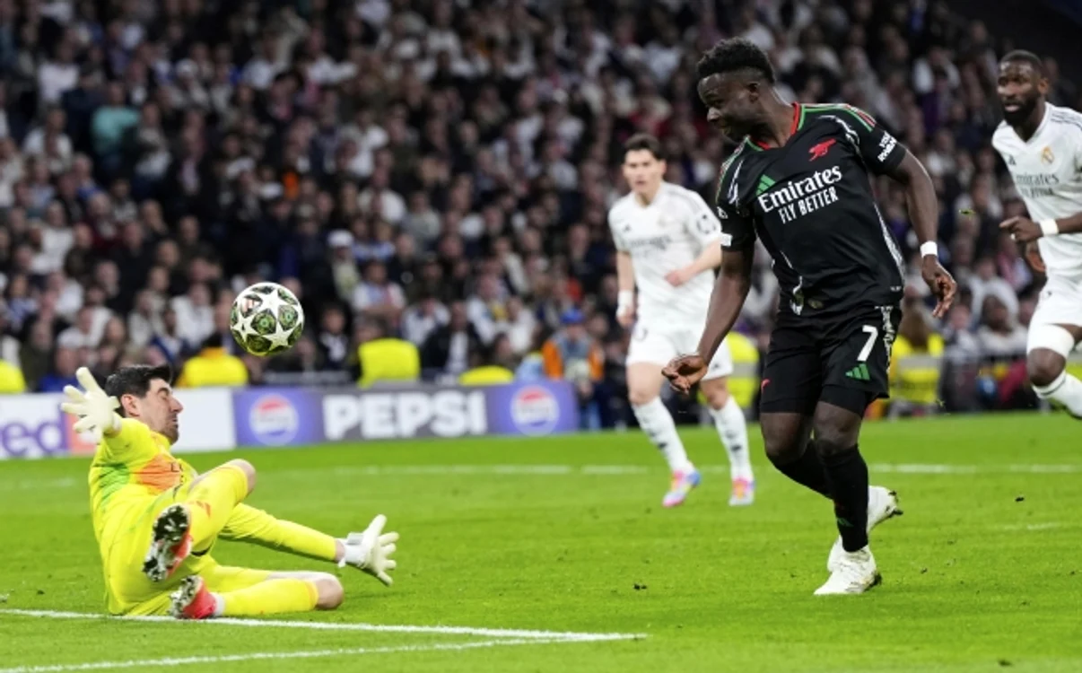 Saka l-a lobat elegant pe Courtois la faza în care a deblocat tabela pe „Bernabeu”