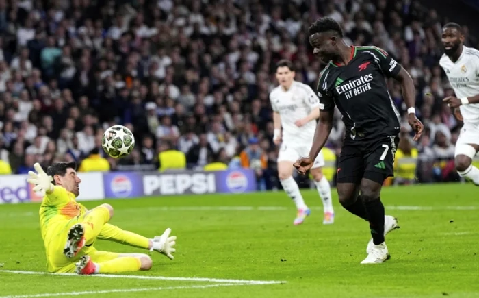 Saka l-a lobat elegant pe Courtois la faza în care a deblocat tabela pe „Bernabeu”