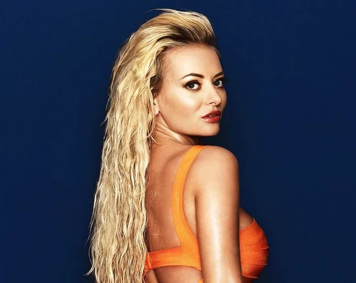 La vederea țigării, a piercingului din nas și a tatuajelor, fanii au criticat-o aspru pe Delia (33 de ani)foto: Arhiva Personală