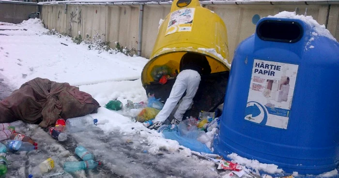 Tânărul a fost surprins în timp ce răscolea prin pubela după pet-uri