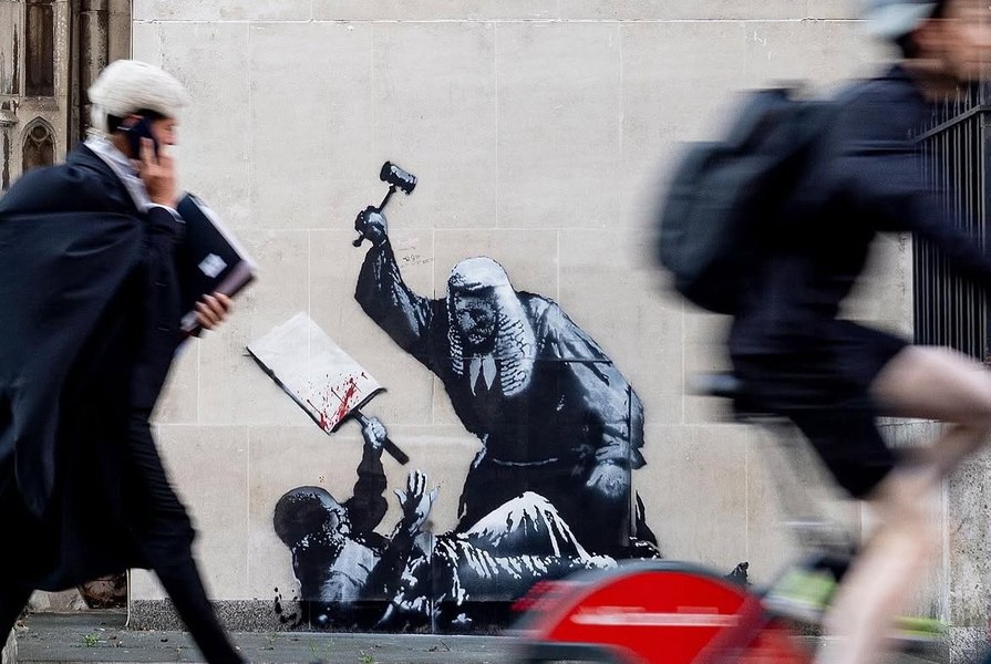 Banksy, cenzurat pentru o nouă pictură murală. Artistul a desenat un judecător care bate un protestatar la Londra