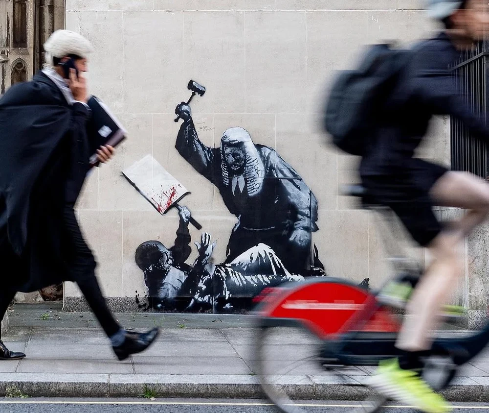 Banksy, cenzurat pentru o nouă pictură murală. Artistul a desenat un judecător care bate un protestatar la Londra