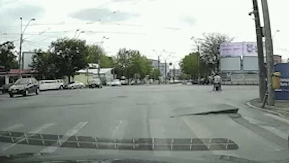 O țeavă de gaze a explodat într-o intersecție din Sectorul 5. Tragedie evitată la secundă