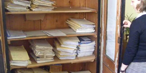 Dosarul furtului de acţiuni ocupă un întreg dulap al grefierilor de la Judecătoria Cluj Foto: Mihai Bacalu