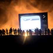 concept fake news dezinformare la TV foto shutterstock jpg