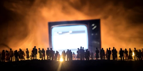 concept fake news dezinformare la TV foto shutterstock jpg