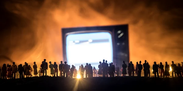 concept fake news dezinformare la TV foto shutterstock jpg