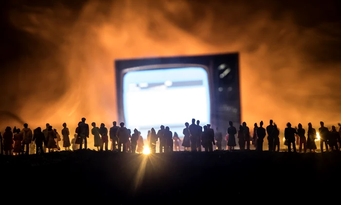 concept fake news dezinformare la TV foto shutterstock jpg