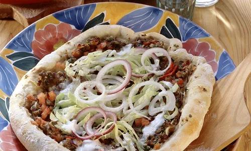 pizza turceasca cu carne de oaie jpeg