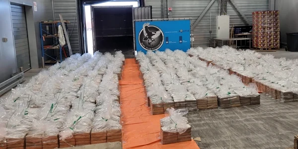 Droguri cocaina confiscate de vamesii olandezi in portul rotterdam foto AFP  Vama olandeza jpg