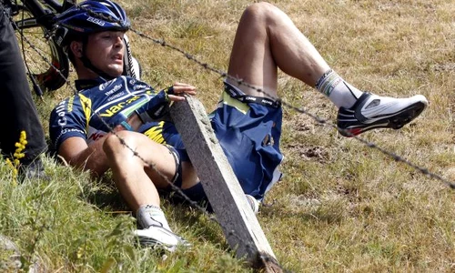 Johnny Hoogerland a suferit enorm în etapa a noua (foto: Reuters) jpeg