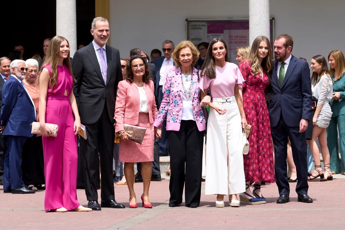 Paloma, aici între Regele Felipe și Regina Sofia 