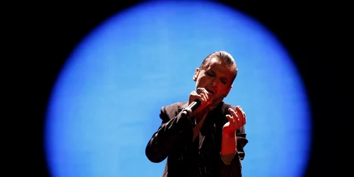 Vocalistul Dave Gahan de la formaţia britanica Depeche Mode canta la Staples Center in Los Angeles California foto reuters