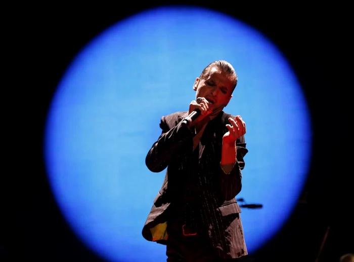 Vocalistul Dave Gahan de la formaţia britanica Depeche Mode canta la Staples Center in Los Angeles California foto reuters