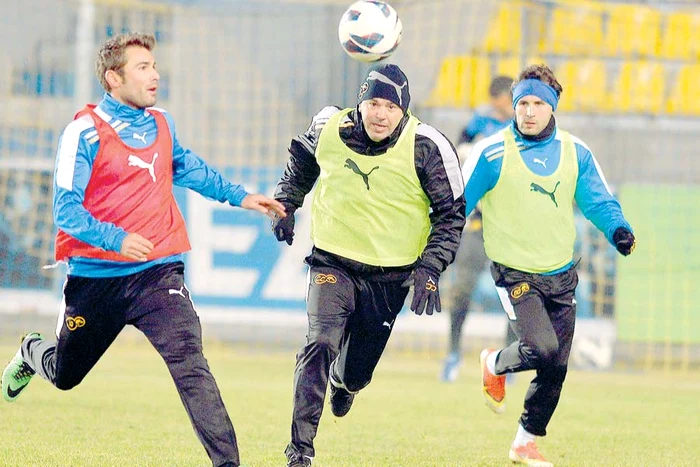 
    Foşti colegi de  cameră la echipa  naţională, Adi Mutu  şi antrenorul  Cosmin Contra speră  să aducă titlul în acest  sezon la Ploieşti (Foto: Răzvan Păsărică)  