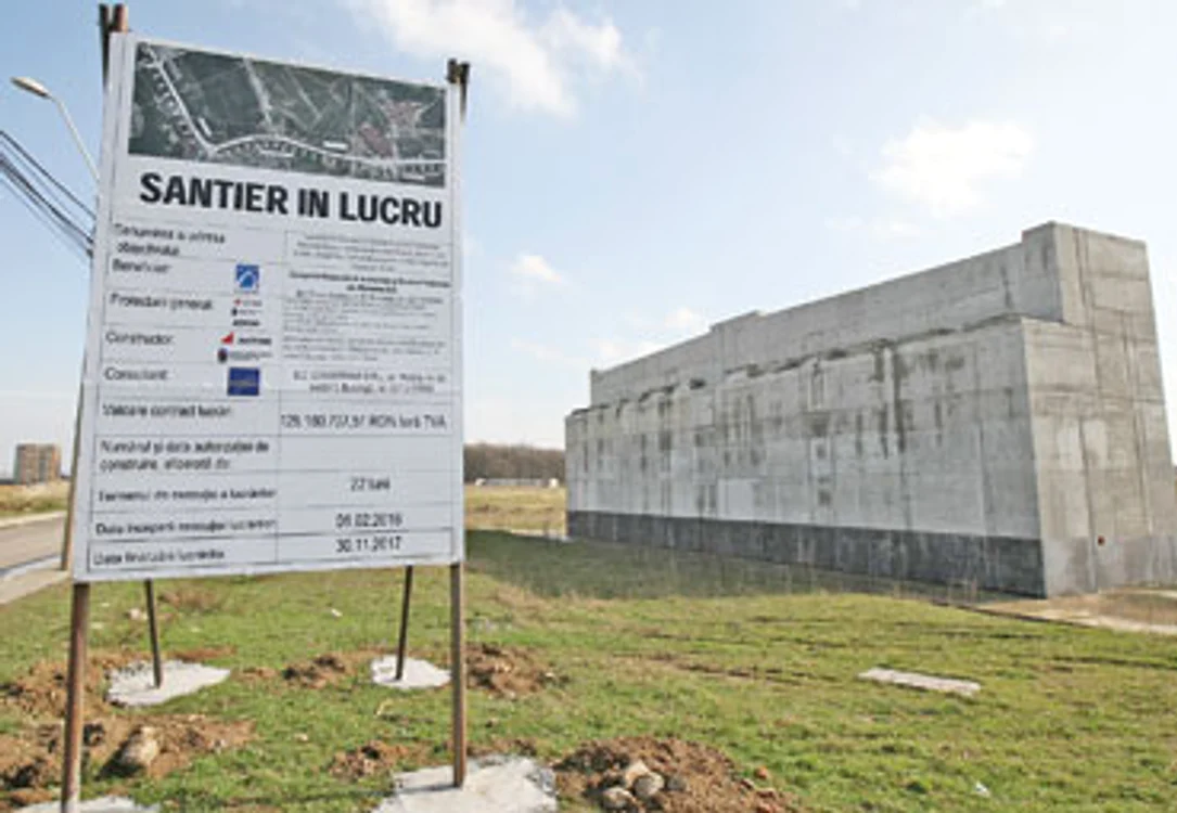 Pe panoul montat în dreptul lucrării abandonate, apare că lucrările au început la 1 februarieFoto: Dorin Constanda