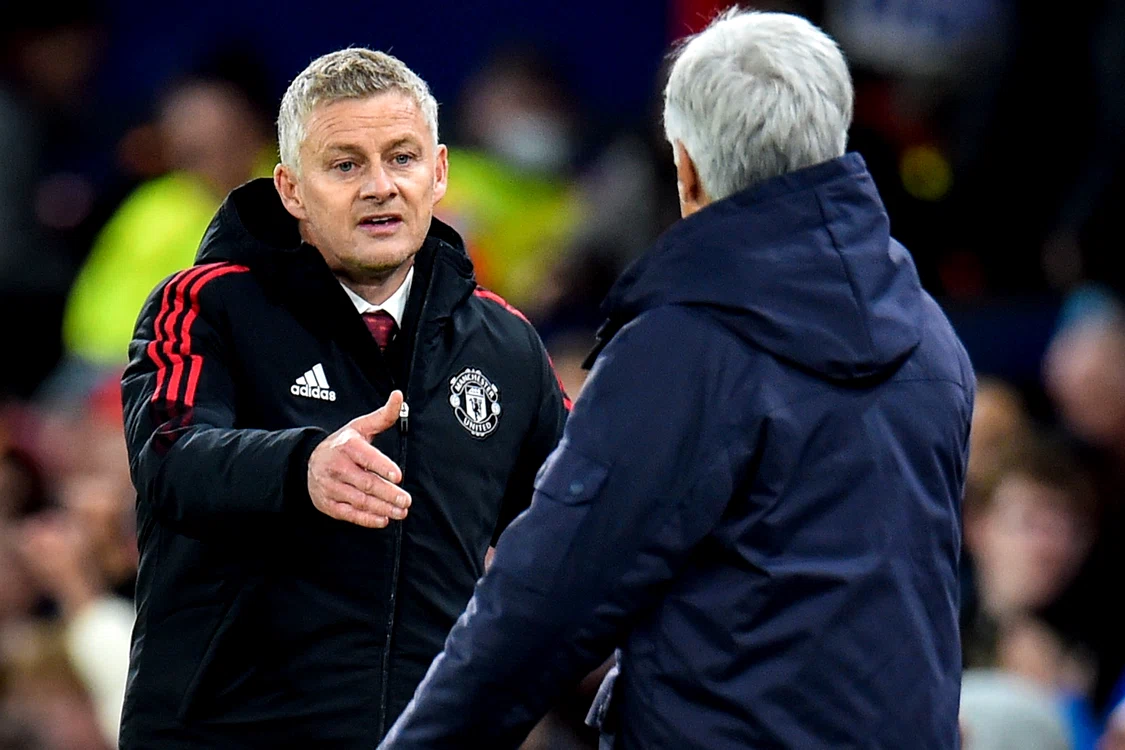 
    Ole Gunnar Solskjaer se salută cu Gian Piero GasperiniFoto: EPA-EFE  