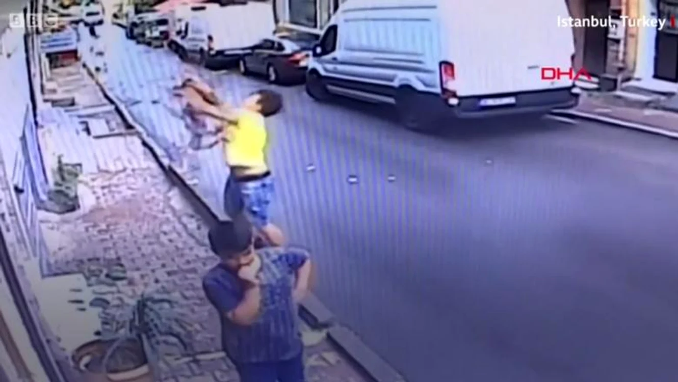 
    Doha Mujammed, alături de salvatorul ei, Feuzi Zabaat  