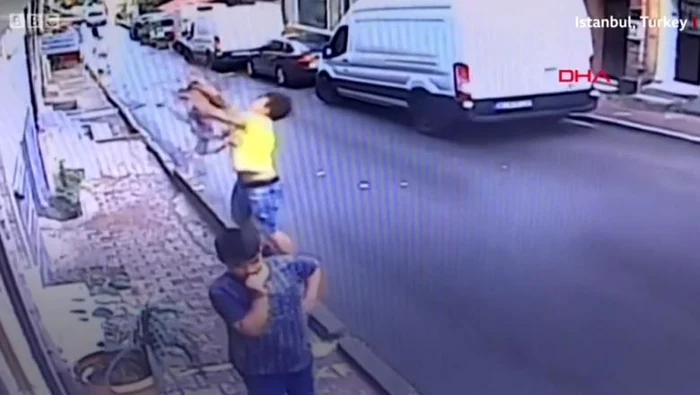 Doha Mujammed, alături de salvatorul ei, Feuzi Zabaat