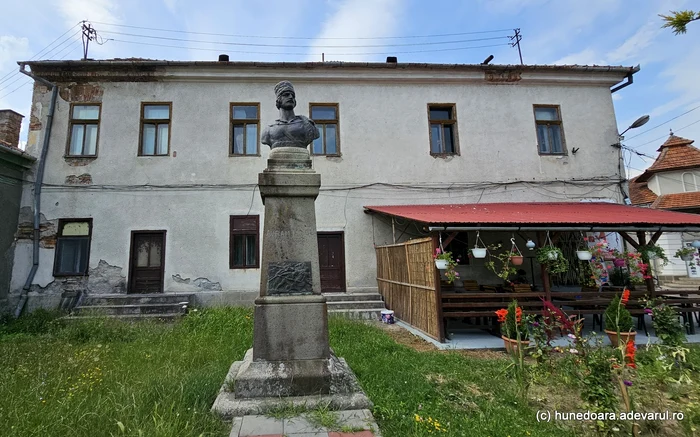 Bustul lui Avram Iancu din spatele unei clădiri istorice din Baia de Criș. Foto: Daniel Guță
