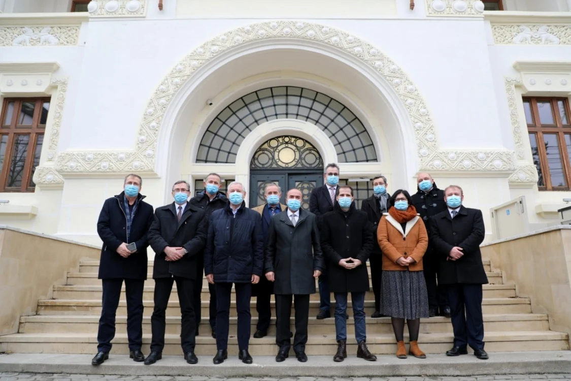 Tudorel Toader şi decanii de la universitatea pe care o conduce s-a fotografiat pe scările Prefecturii Putna cu şefii judeţului  FOTO: CJ Vrancea