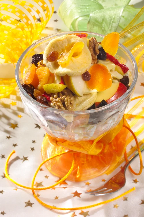 Salată cu fructe uscate