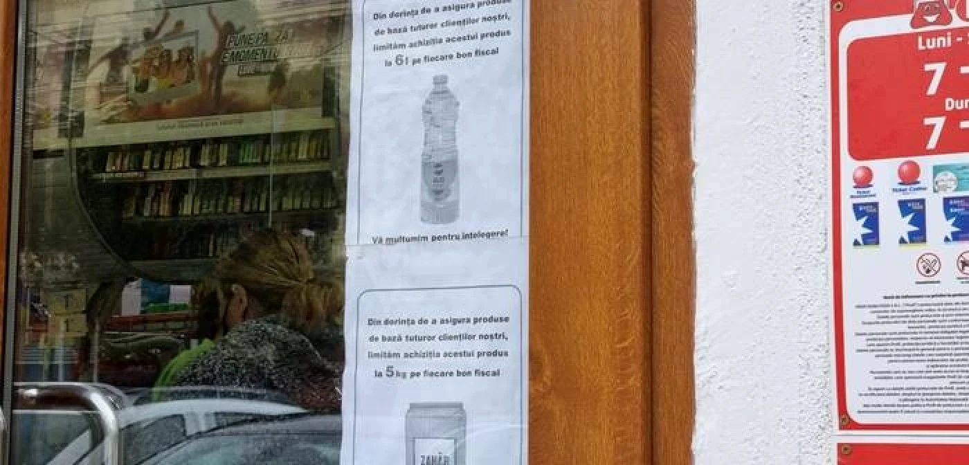 Anunţul a fost afişat la intrarea într-un supermarket din Deta, judeţul Timiş FOTO Opinia Timişoarei