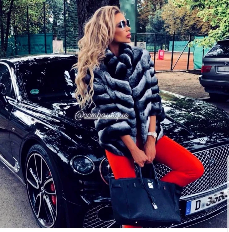 Bianca Dragusanu s-a pozat cu Bentley-ul pe care i l-a împrumutat croatul