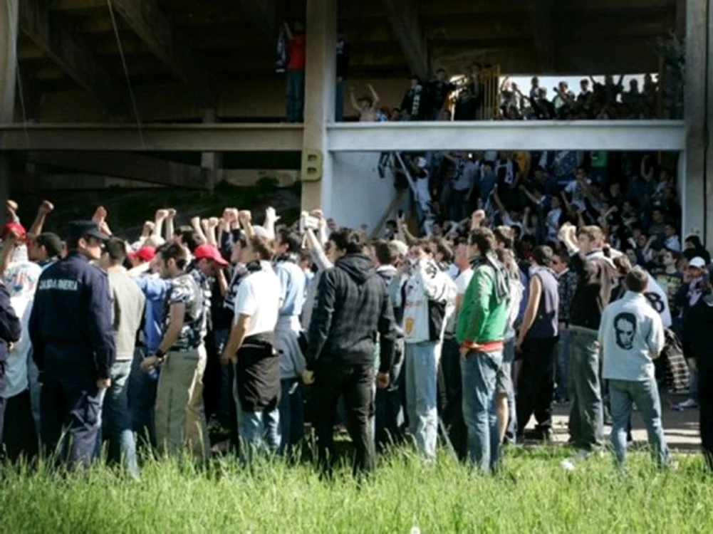 
    Majoritatea suporterilor lăsaţi pe afară sunt susţinători ai Universităţii Cluj  