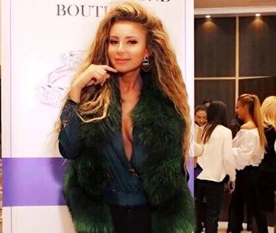 
    Roxana Vaşniuc a studiat foarte atent oferta foto: arhiva personală  